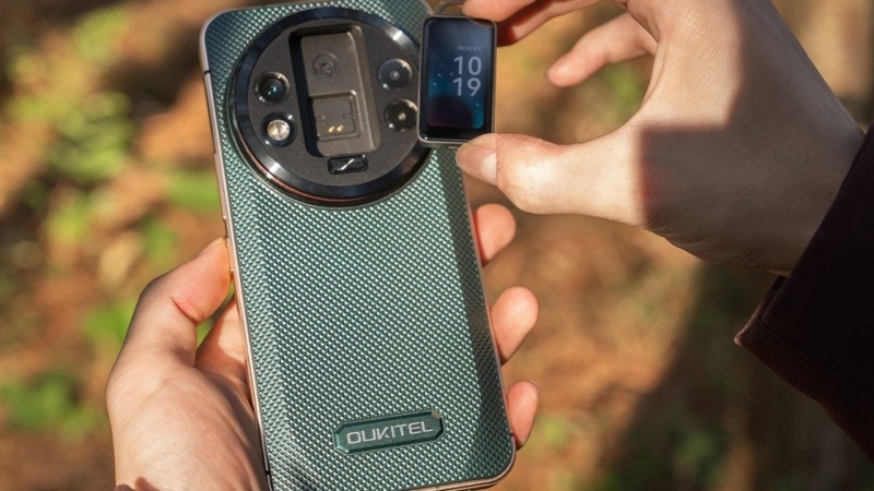 WP200 Pro tích hợp smartwatch ở mặt sau có thể tháo rời