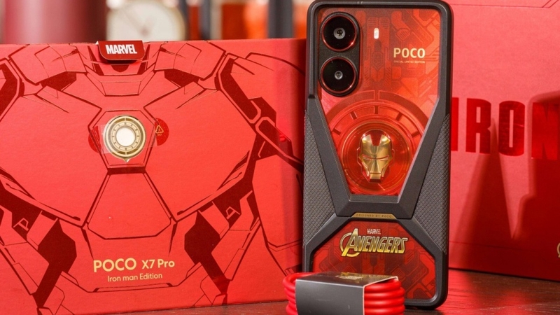 Vỏ và khung Poco X7 Pro Iron Man Edition có màu đỏ là chủ đạo và có hình mặt nạ Iron Man ở sau lưng