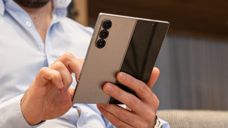 Điện thoại gập cảm giác cầm nắm có dễ chịu không 2