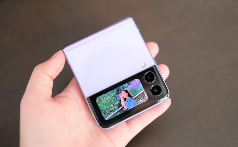 Điện thoại gập cảm giác cầm nắm có dễ chịu không 4