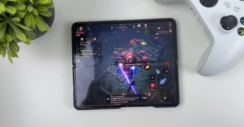 Điện thoại gập có bị nóng khi chơi game không - hình 1