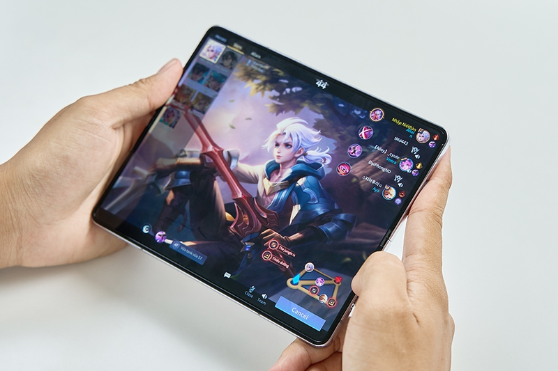 Điện thoại gập có bị nóng khi chơi game không - hình 6