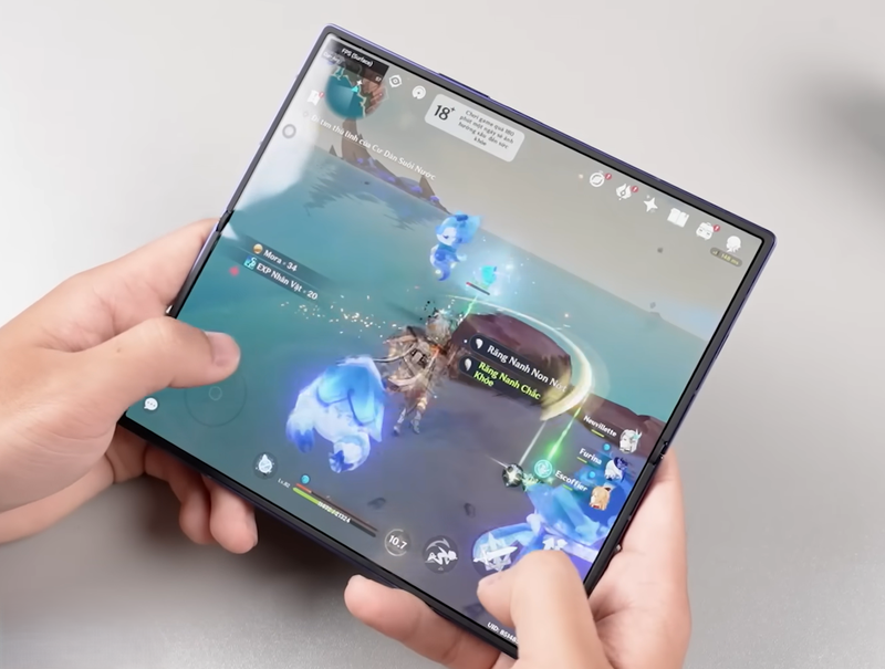 Điện thoại gập có bị nóng khi chơi game không - hình 7