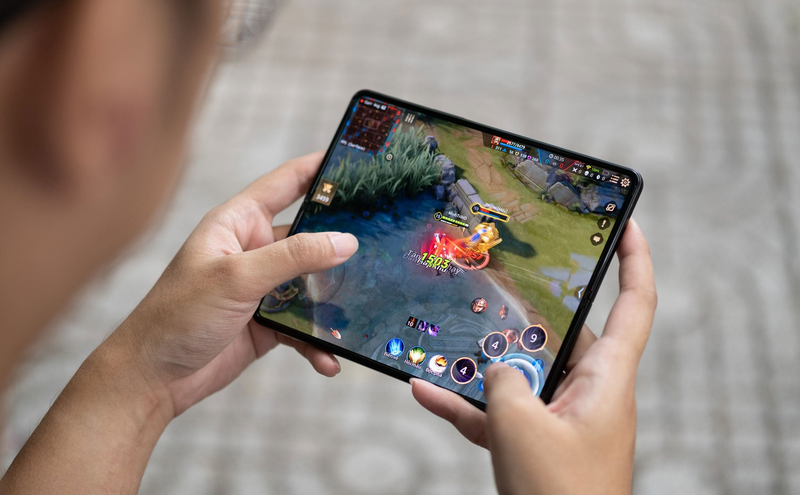 Điện thoại gập có bị nóng khi chơi game không - hình 8