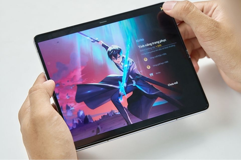 Điện thoại gập có chơi game nặng được không?