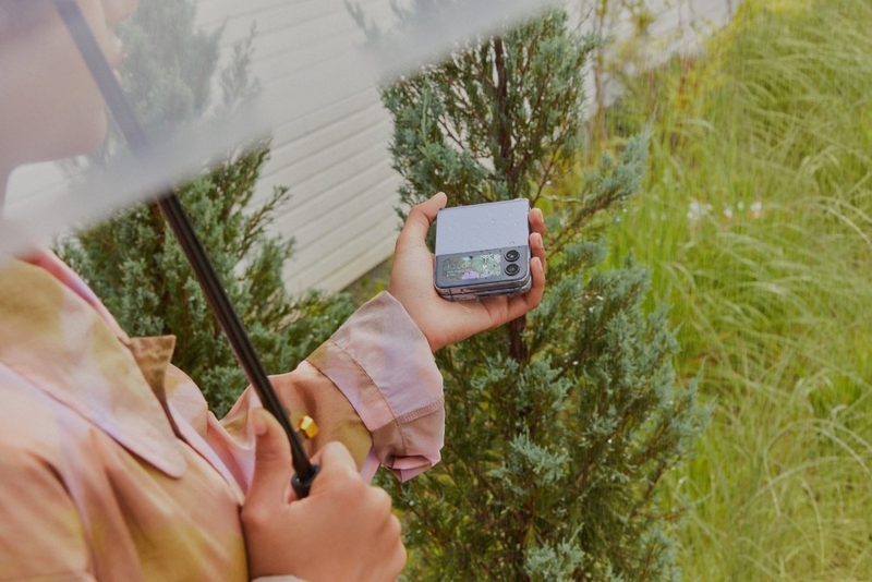 Điện thoại gập có tiện khi đi du lịch không hình 7