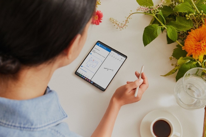 Điện thoại gập có tiện khi đi du lịch không hình 5