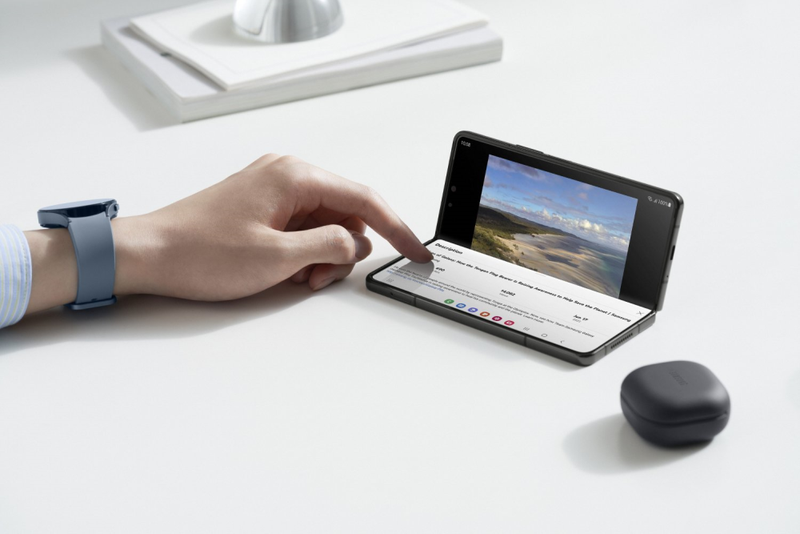 Điện thoại gập có tiện khi đi du lịch không hình 3