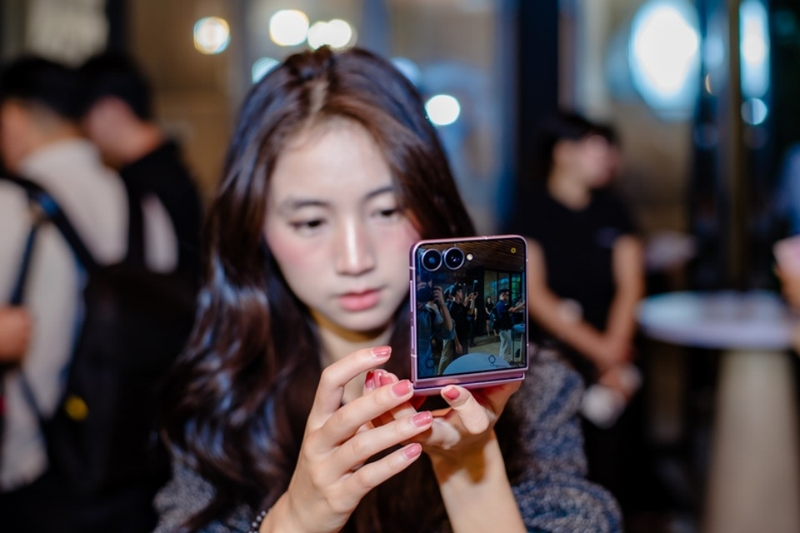 Samsung Galaxy Z Flip8 nổi bật với thân máy mỏng 6,1 mm khi mở cùng vi xử lý Exynos 2600