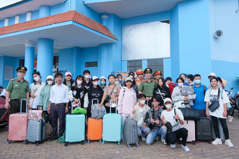 các xã nằm trong vùng bãi ngang ven biển và hải đảo
