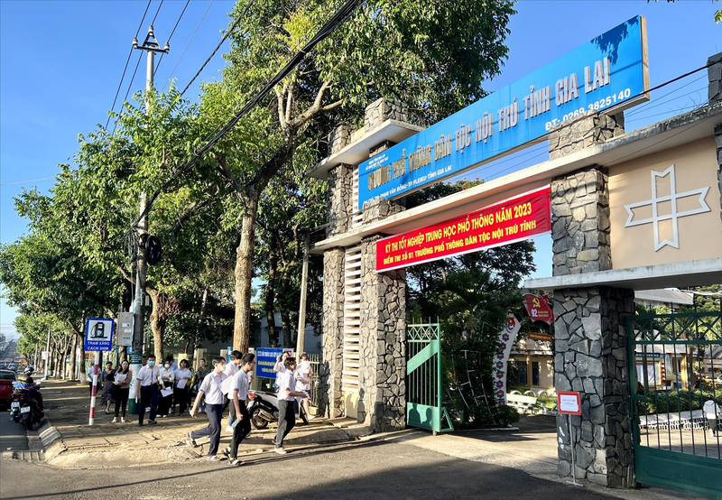 Học sinh dân tộc thiểu số