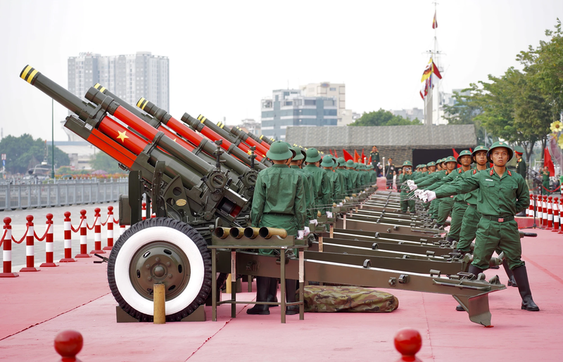 Tổ chức bắn đại bác và trình diễn không quân