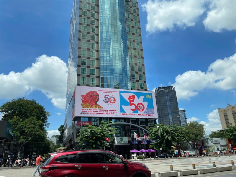 Gần các khu vực gửi xe chính cho buổi diễu hành