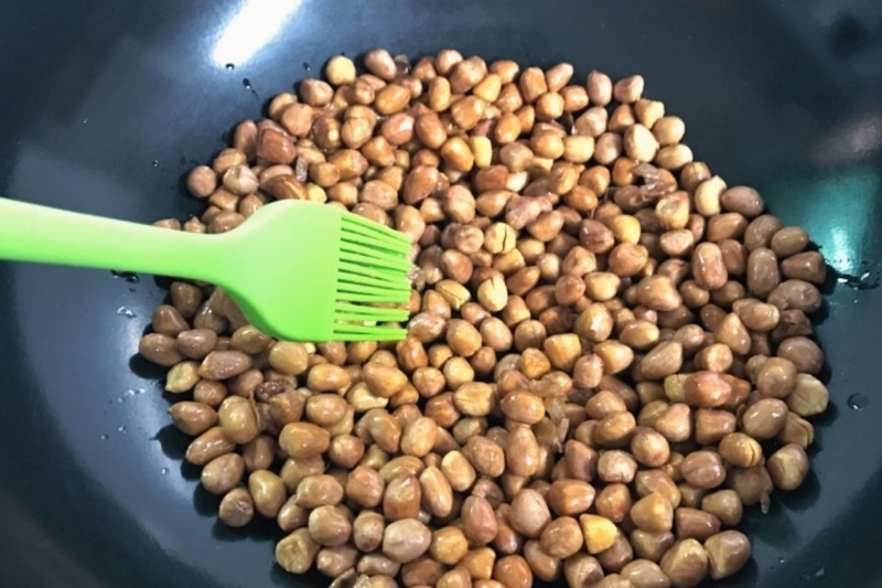 đổ hỗn hợp muối đường vào cách làm lạc rang mặn ngọt