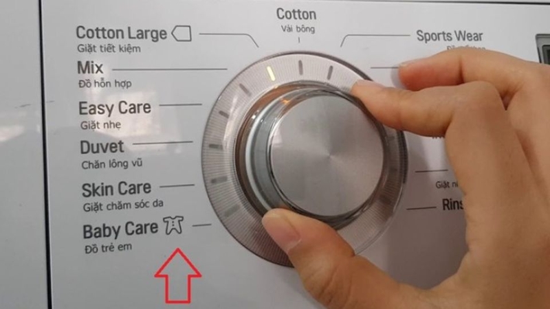 Dùng máy giặt có chế độ giặt quần áo cho trẻ nhỏ