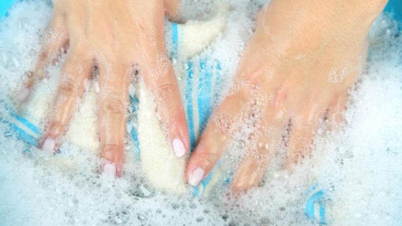 Giặt sơ các vết bẩn cứng đầu trước khi giặt máy