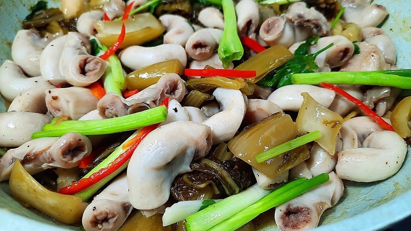 Dồi trường xào cải chua (ảnh 1)