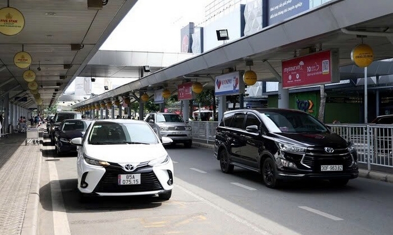 đón người thân ở ga quốc tế Tân Sơn Nhất ảnh 2