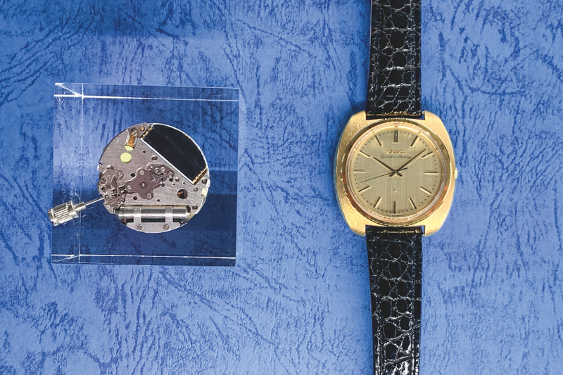 Đồng hồ máy Quartz là gì?
