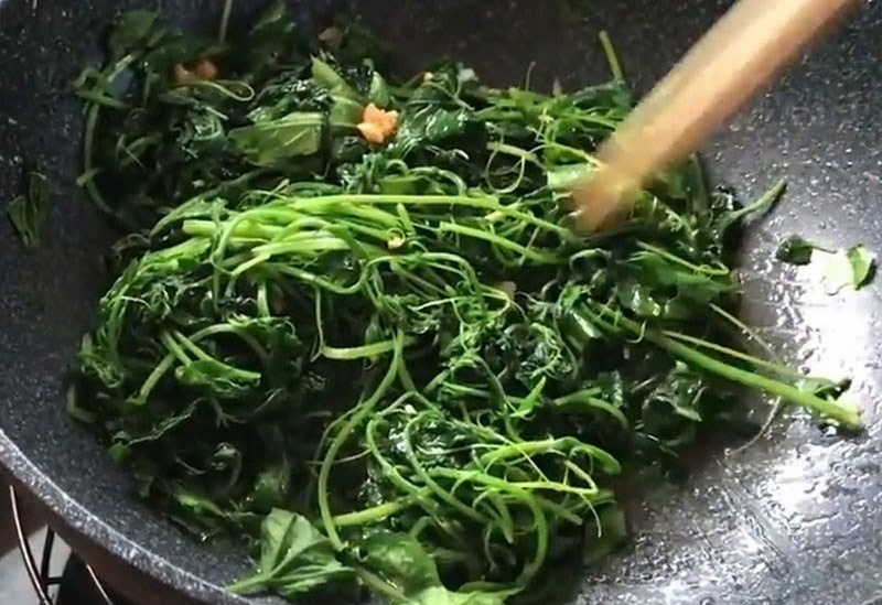đọt mướp xào tỏi ảnh 4