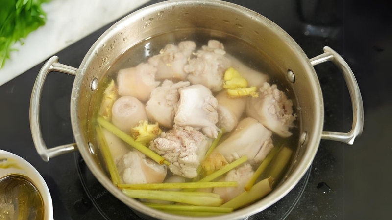 Đuôi heo hầm củ sen 4
