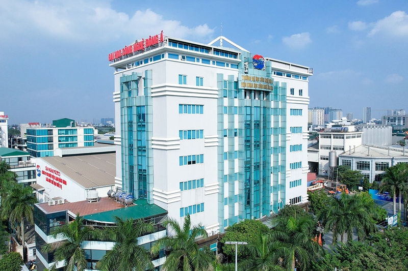 EAUT là trường gì 8