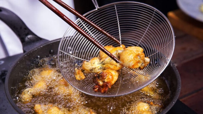 Bước 2: Chiên ếch