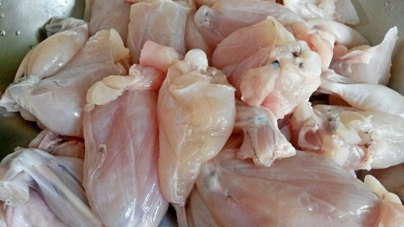 Bước 1: Sơ chế thịt ếch
