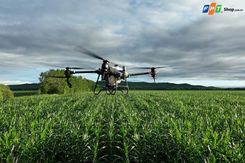 Drone nông nghiệp hỗ trợ bình xịt phun hóa chất tiện lợi