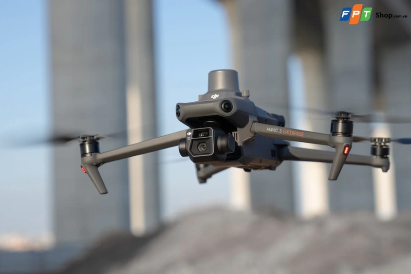 Flycam hoạt động nhờ động cơ cánh quạt