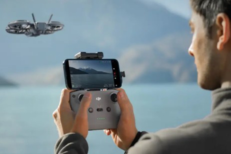 DJI Neo 2 Fly More Combo đi kèm RC-N3, ba pin và hub sạc