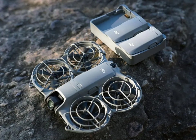 Ba viên pin và hub sạc đi kèm DJI Neo 2 Fly More Combo