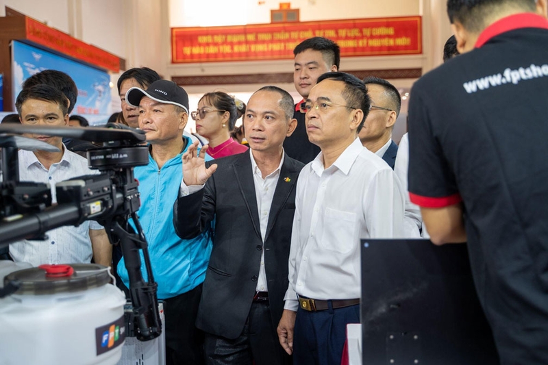 Đồng chí Nguyễn Văn Đoạt, Ủy viên Ban Chấp hành Đảng bộ tỉnh, Phó Chủ tịch UBND tỉnh Điện Biên và ông Hoàng Trung Kiên, Tổng Giám đốc FPT Retail trao đổi về mô hình.