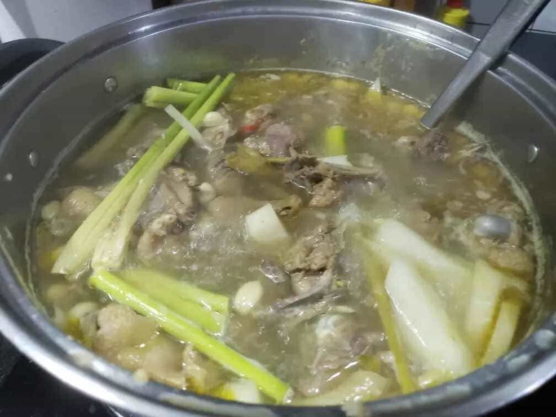 Các bước nấu lẩu gà đá hầm sả thơm ngon hấp dẫn
