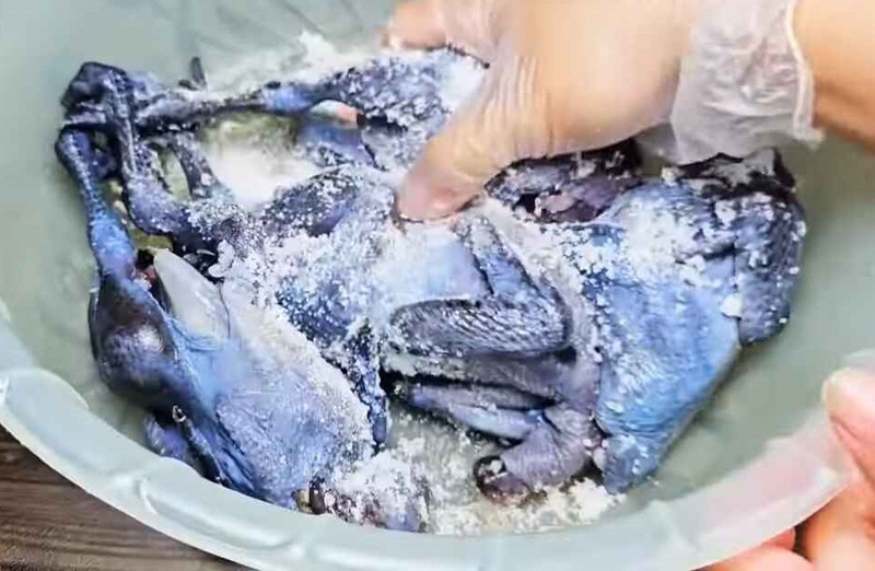 Sơ chế gà ác