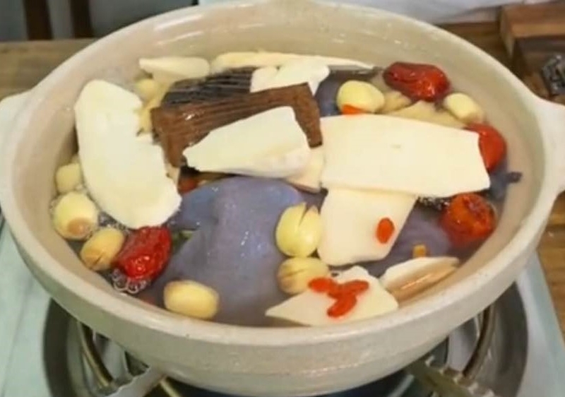 Tiến hành nấu gà hầm thuốc bắc ngải cứu