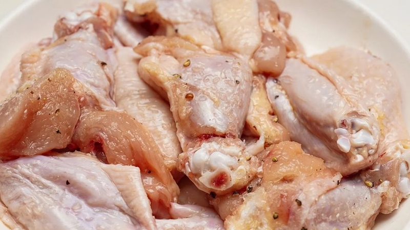 Bước 2: Ướp thịt gà