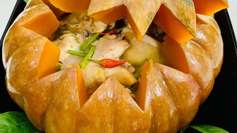 Bước 4: Cho gà vào trong quả bí