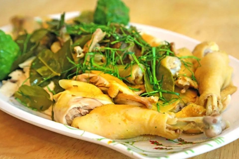 thưởng thức gà hấp lá trúc