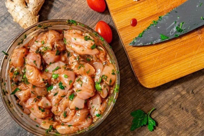 ướp thịt gà kho sa tế