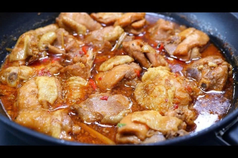 kho gà trong nồi gà kho sa tế
