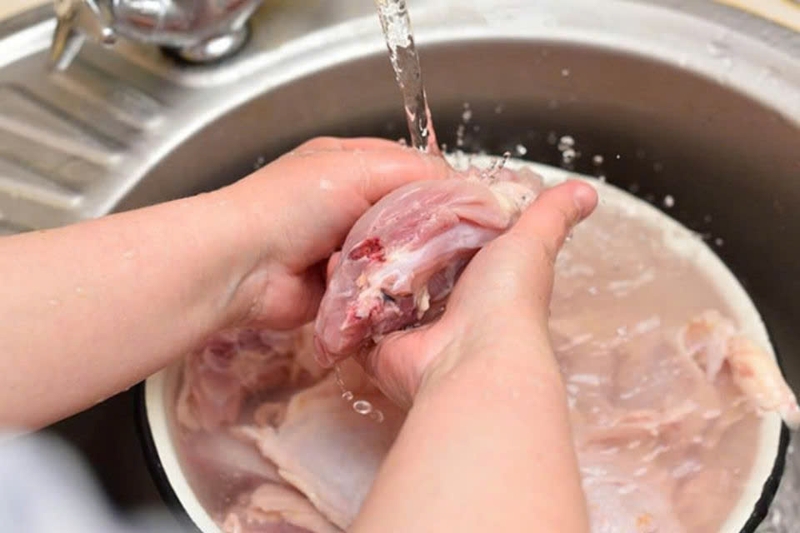 rửa sạch gà trước khi nấu gà kho sa tế
