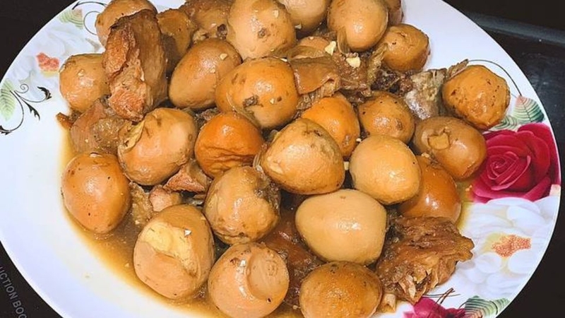 gà kho trứng cút 1