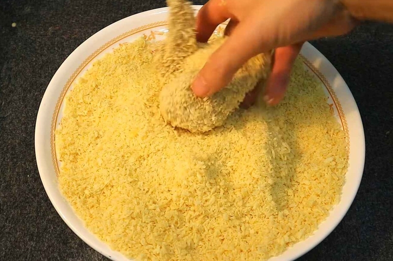 gà lăn bột chiên xù hình 8