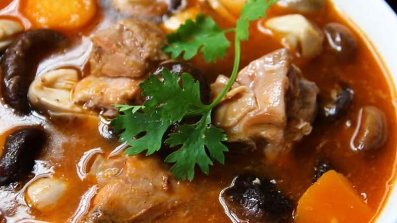 Thành phẩm gà nấu cá mòi và nấm