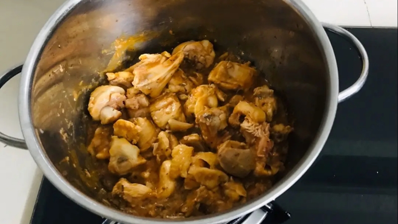 Bước 3: Xào sơ thịt gà