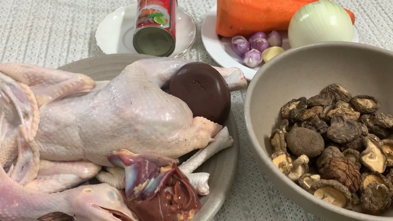 Nguyên liệu làm món gà nấu cá mòi và nấm