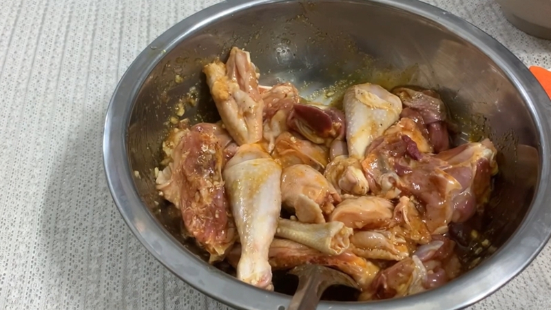 Bước 1: Sơ chế và ướp gà