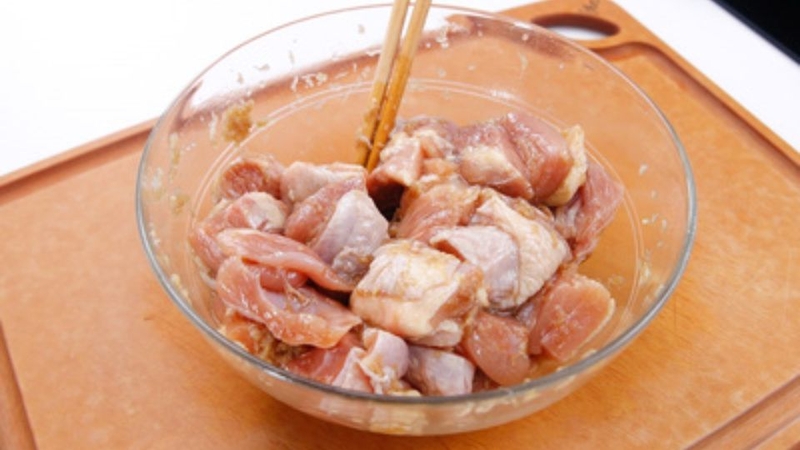 Bước 2: Ướp thịt gà