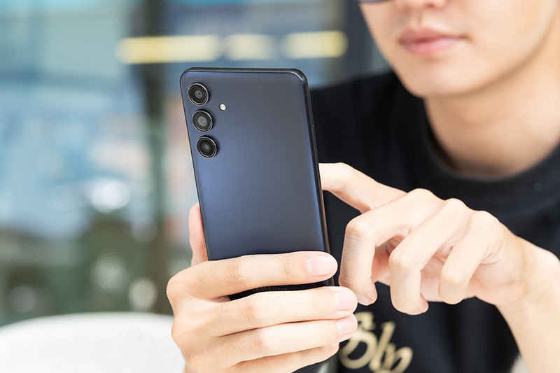 Mạnh mẽ, bền bỉ và mượt mà, Galaxy M55 5G xứng danh thủ lĩnh phân khúc cận cao cấp 1
